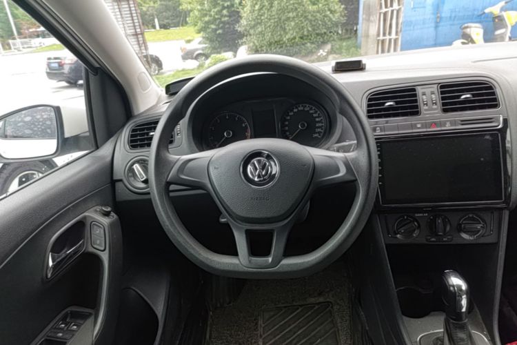 Volkswagen Polo 2018 car image #11