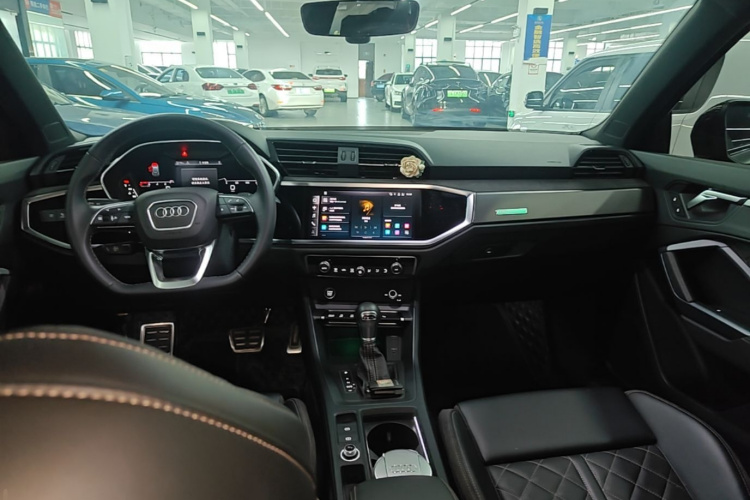 Audi Q3 2023 car image #10