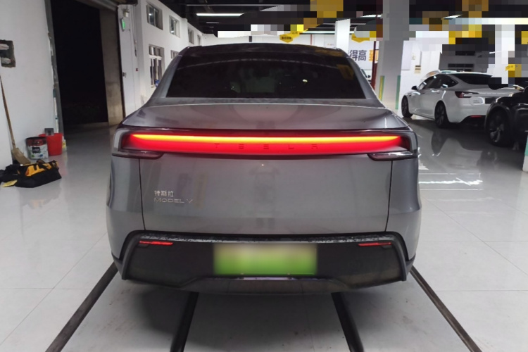 Tesla Model Y 2025 #6 Tesla Model Y 2025 car image #6