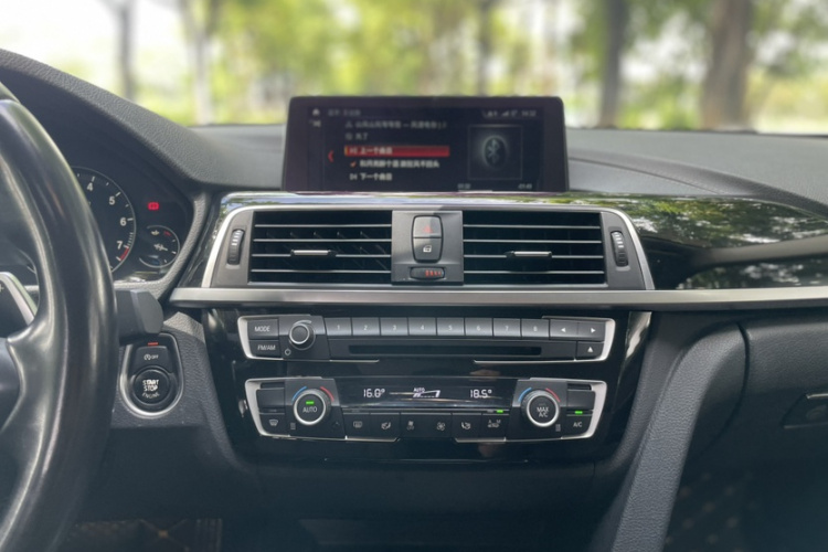 BMW 3 Series 2018 car image #24