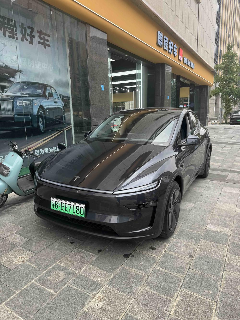 Tesla Model Y 2025 immagine di auto 