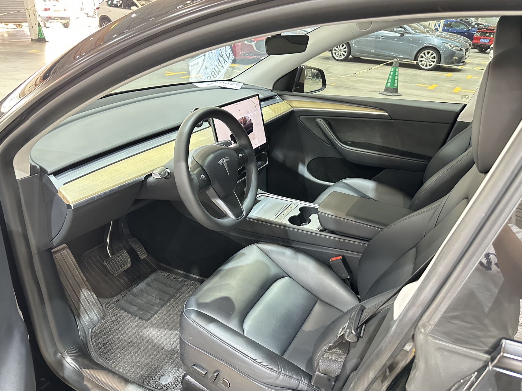 Tesla Model Y 2023 car image #9