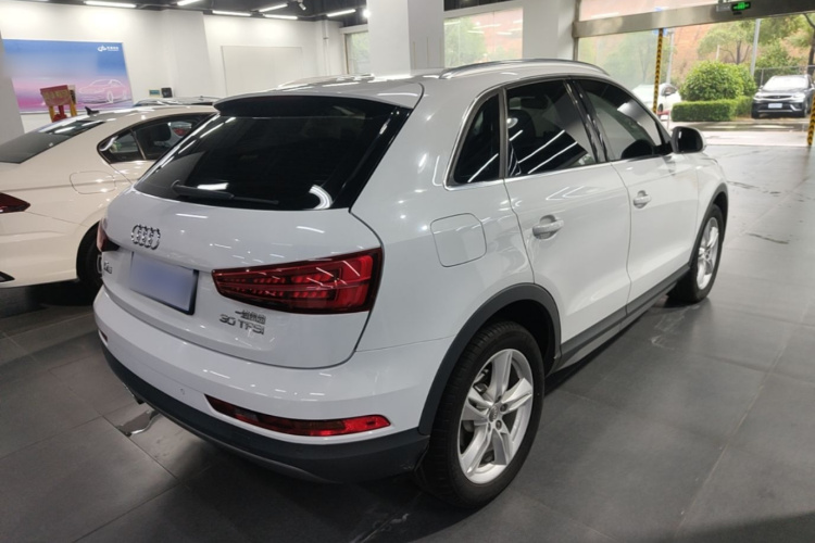 Audi Q3 2019 car image #7