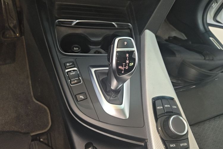 BMW 3 Series 2018 car image #14