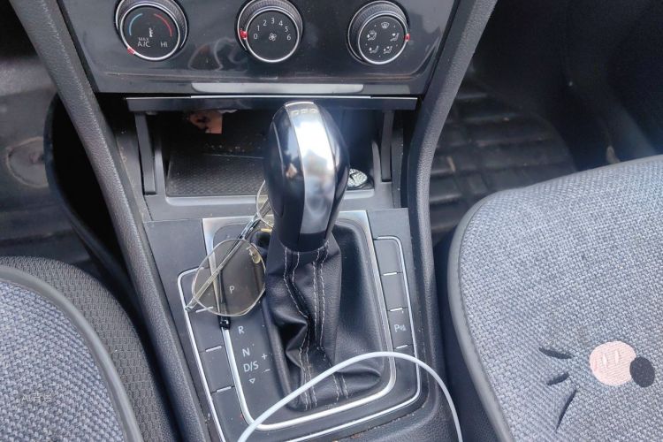 Volkswagen Golf 2017 car image #16
