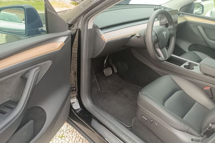 Tesla Model Y 2023 car image #16