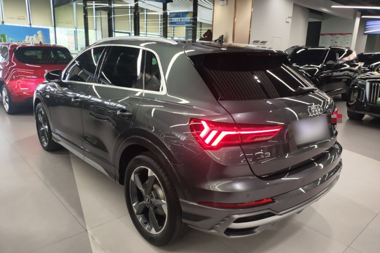 Audi Q3 2023 car image #5
