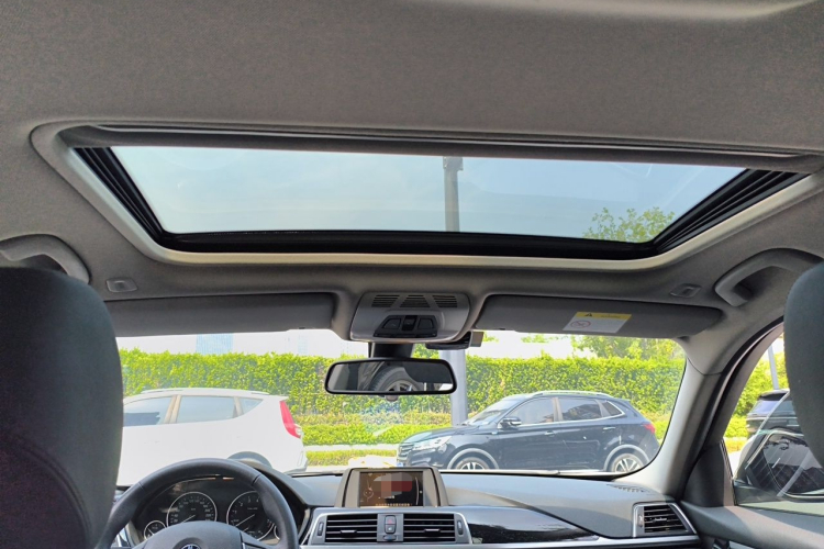 BMW 3 Series 2017 car image #18