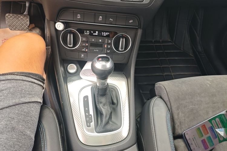 Audi Q3 2018 car image #14