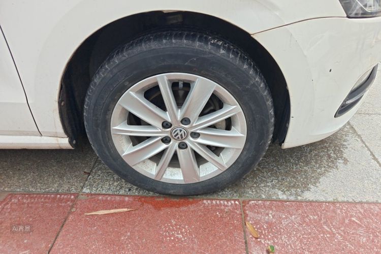 Volkswagen Polo 2015 car image #9