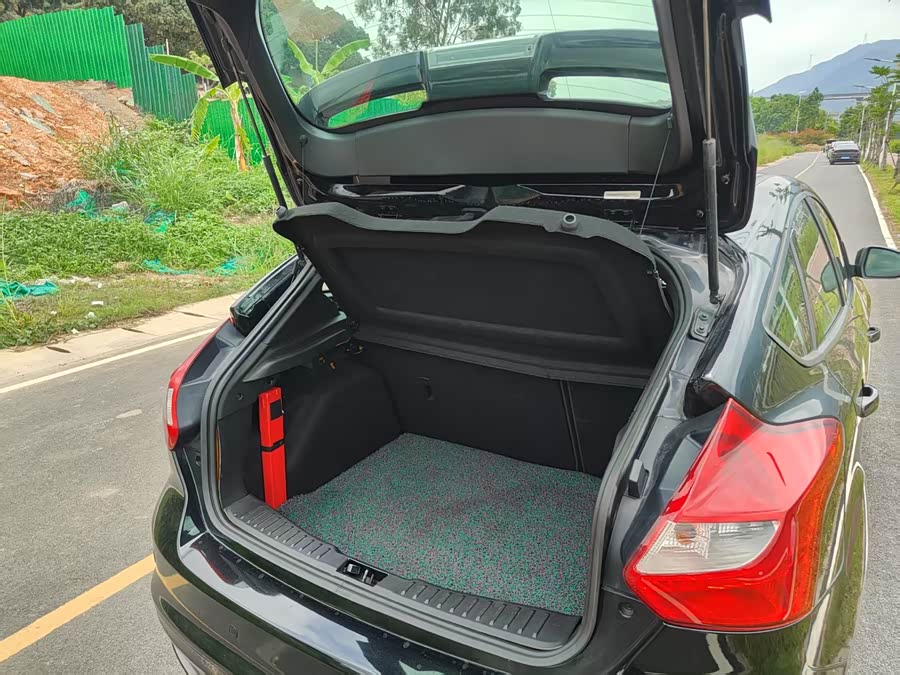 Ford Focus (Imported) 2014 car image #26