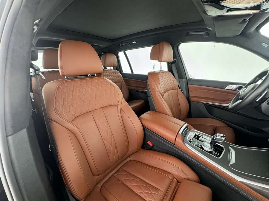 BMW X7 2020 car image #26