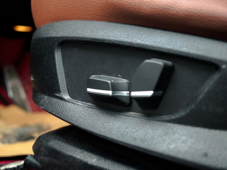 BMW 5 Series GT 2012 immagine di auto #26