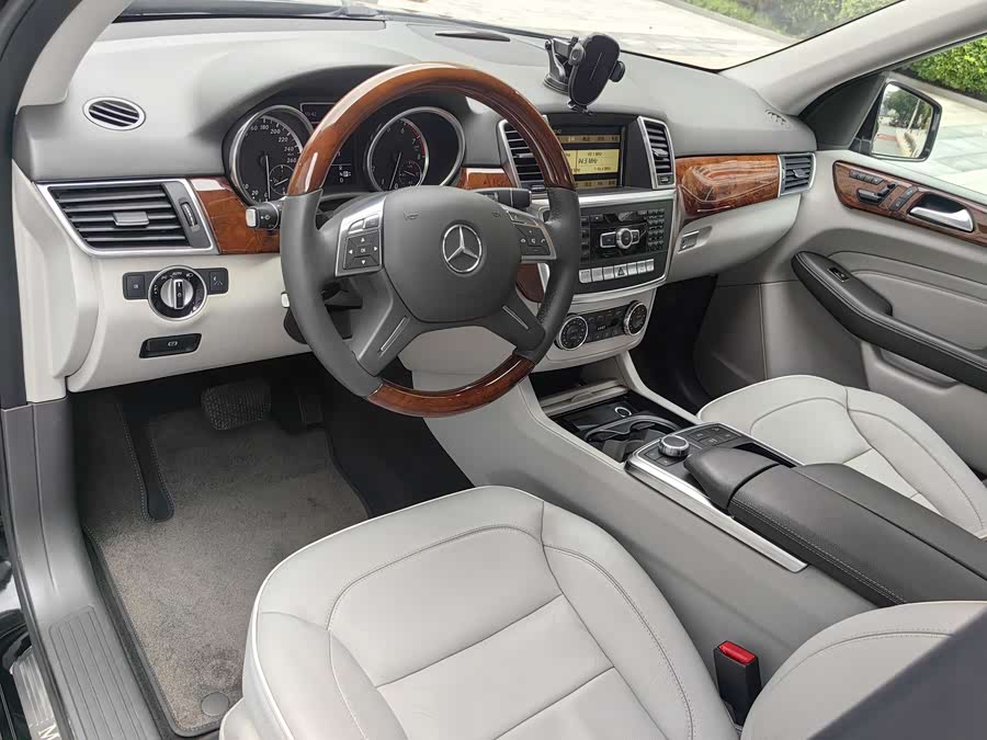 Mercedes-Benz M Class 2012 car image #26