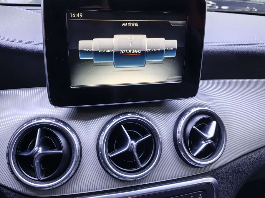 Mercedes-Benz GLA Class 2015 car image #26