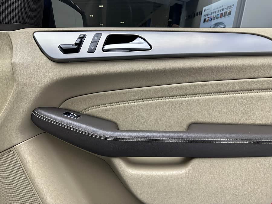 Mercedes-Benz M Class 2015 car image #26