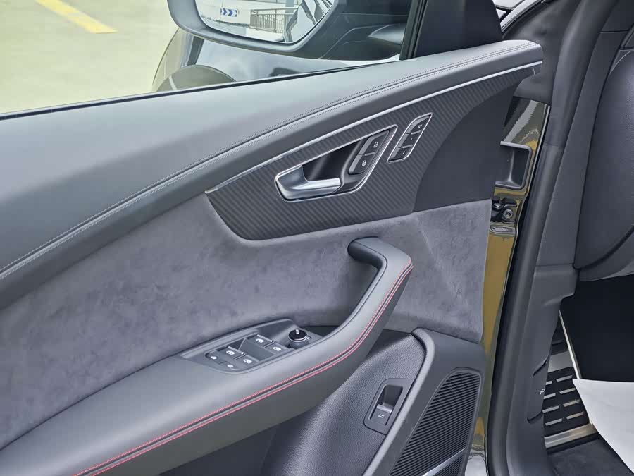 Audi RS Q8 car image #26