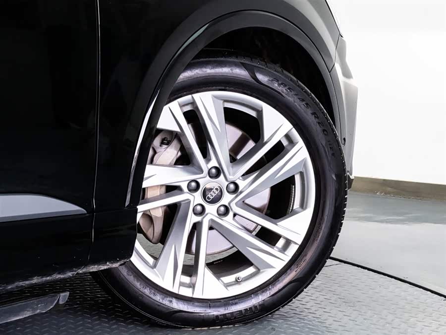 Audi Q7 2023 car image #26