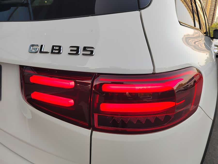 Mercedes-Benz GLB AMG 2025 imagen de coche #26