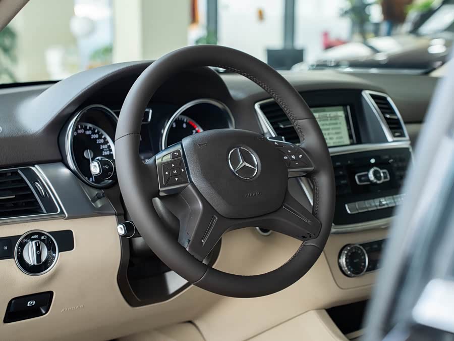 Mercedes-Benz M Class 2014 car image #26