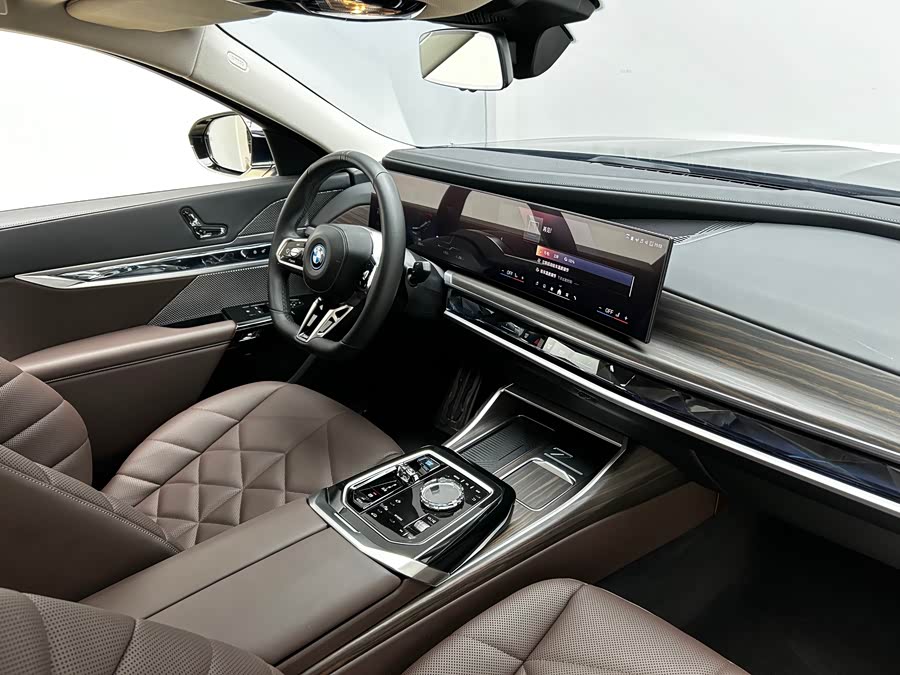 BMW i7 2023 صورة سيارة #26