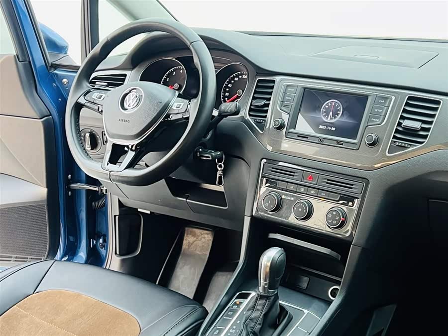 Volkswagen Golf Sportsvan 2017 car image #26