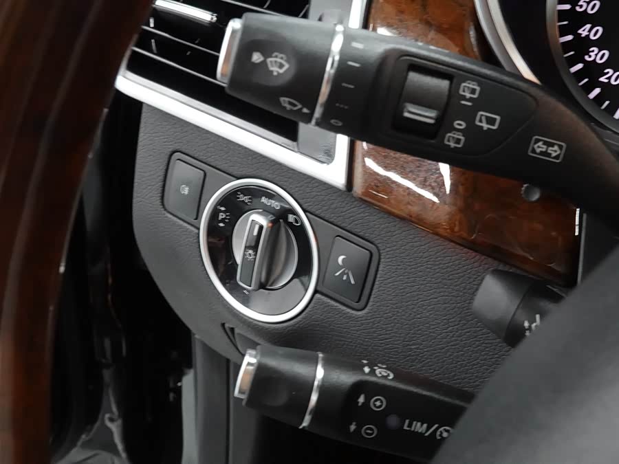 Mercedes-Benz M Class 2012 car image #26