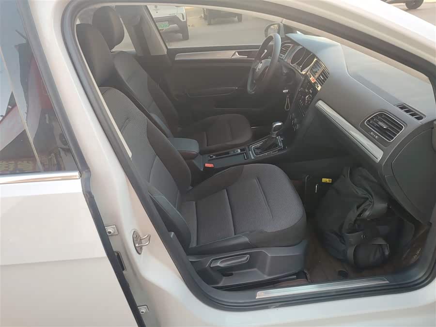 Volkswagen Golf Pure Electric 2020 car image #26