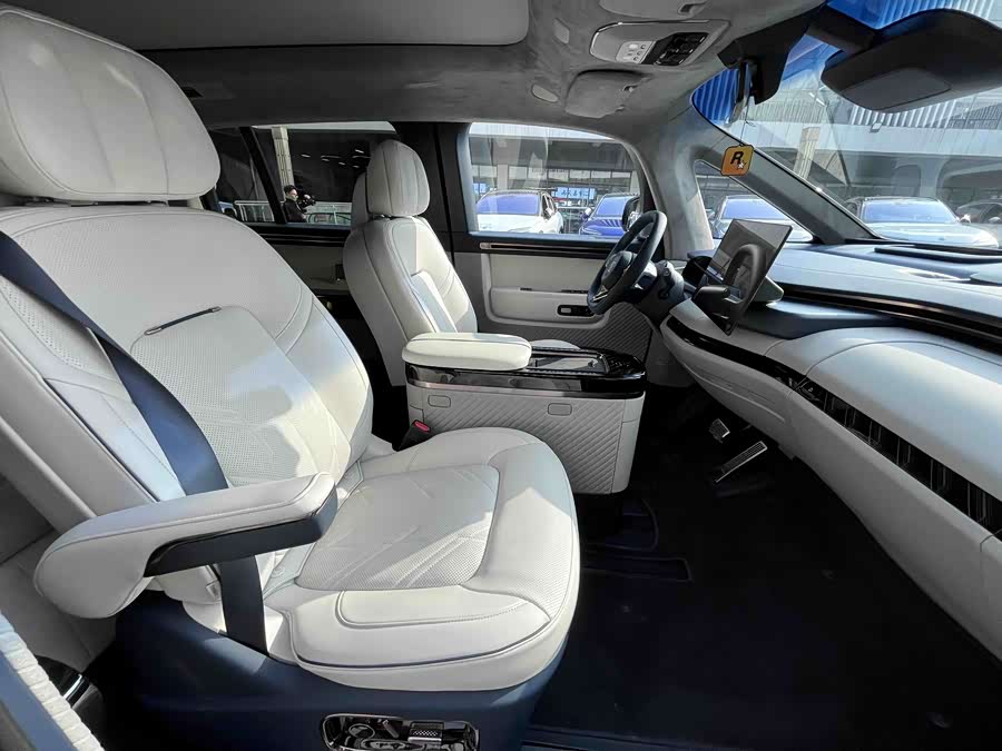 极氪 极氪MIX 2024 汽车图片 #26