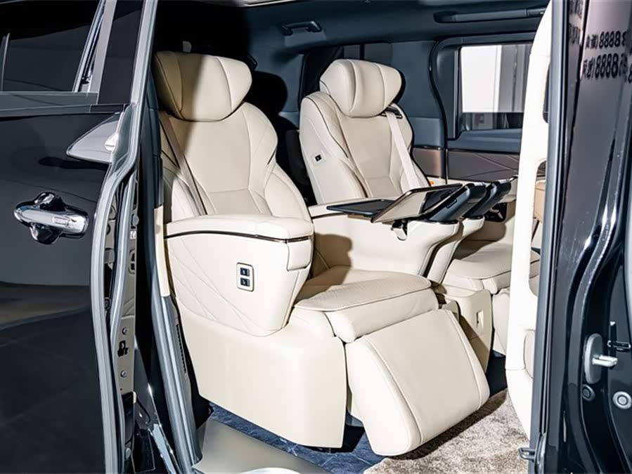 Toyota Alphard 2025 car image #26