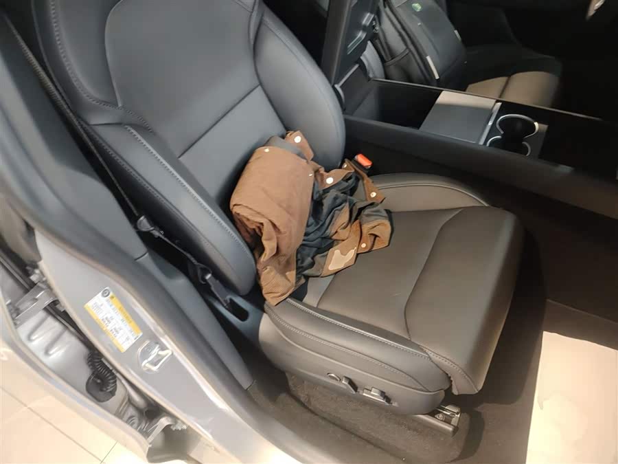 特斯拉 Model Y L 2025 汽车图片 #26