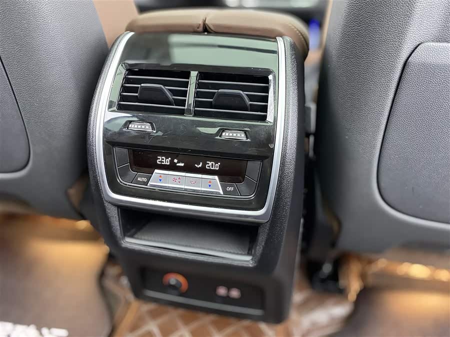 BMW X7 2021 car image #26