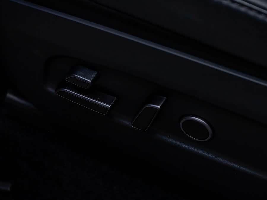 特斯拉 Model Y L 2025 汽车图片 #26