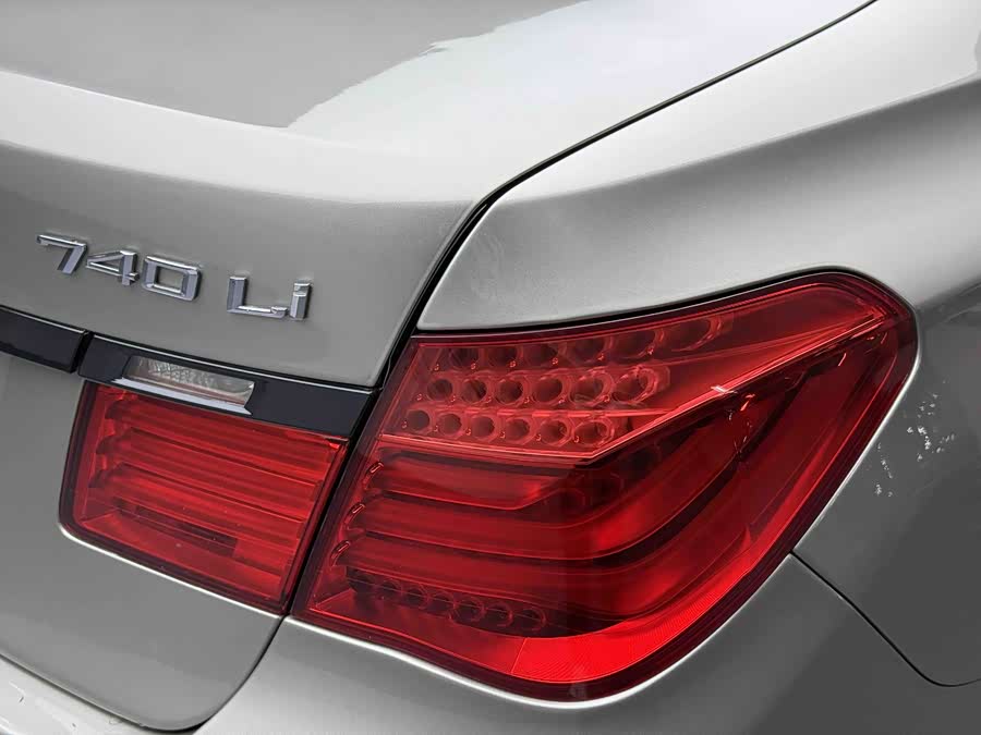 BMW 7 Series 2011 immagine di auto #26