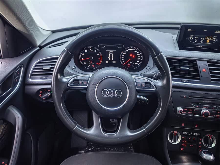 Audi Q3 2015 car image #26