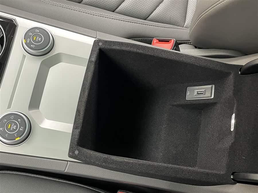 Volkswagen Touareg 2024 car image #26