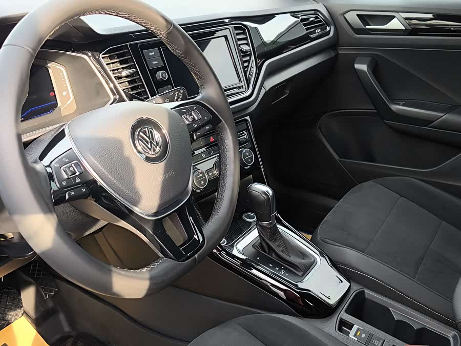 Volkswagen T-Roc 2019 car image #26