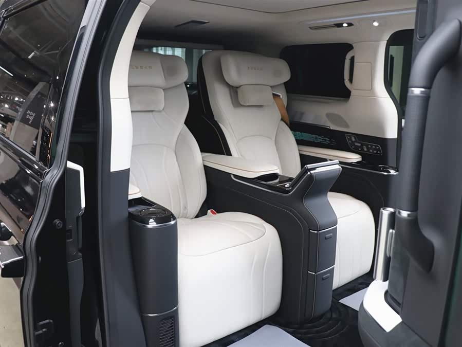 极氪 极氪009 2024 汽车图片 #26