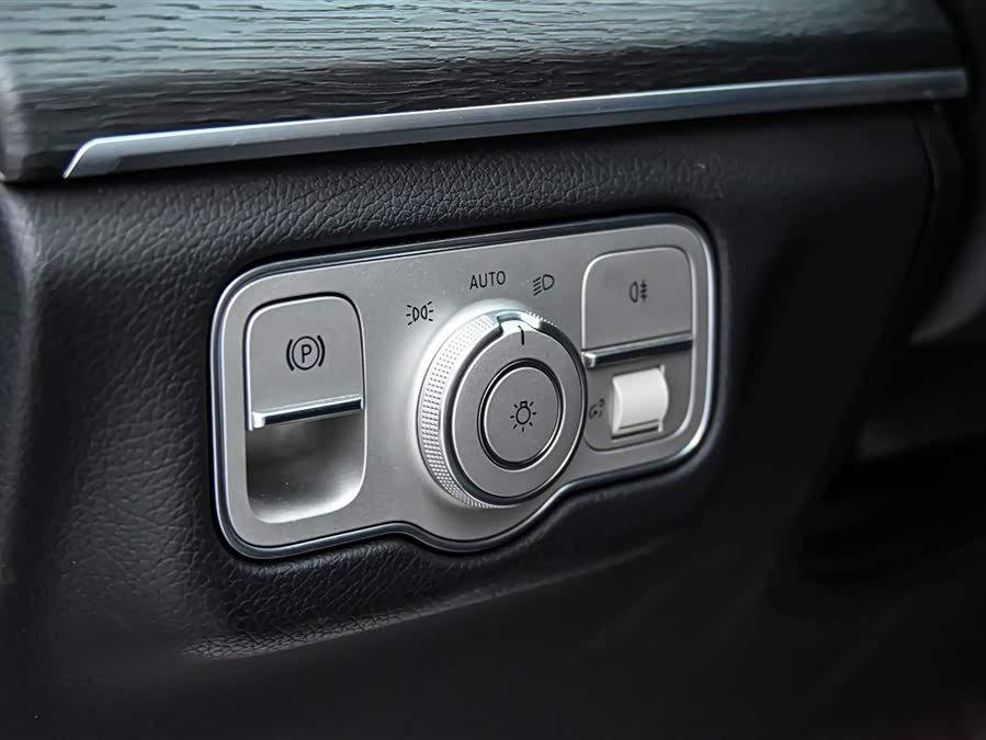 Mercedes-Benz GLE Class 2023 car image #26