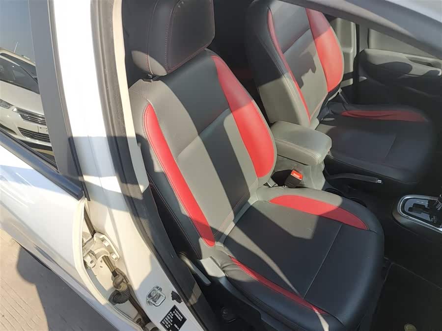 Changan CS15 2018 صورة سيارة #26