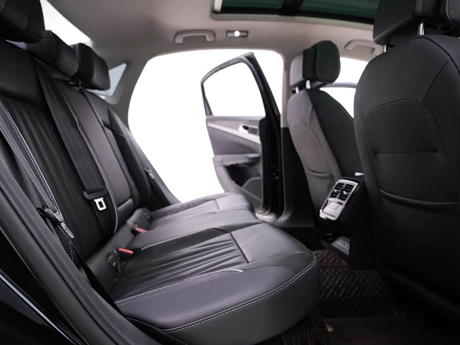 Volkswagen Passat 2023 immagine di auto #26