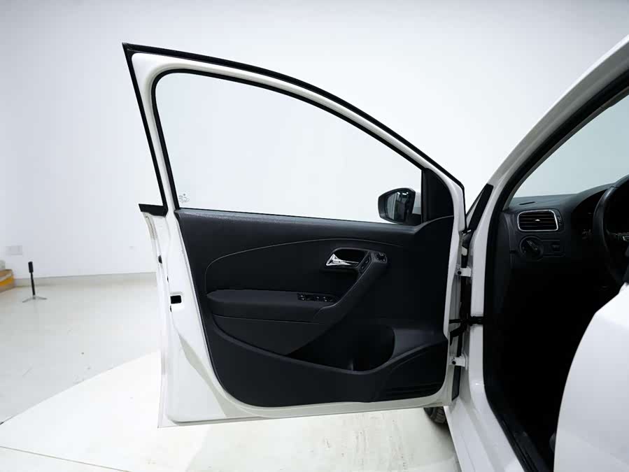 Volkswagen Polo 2016 car image #26