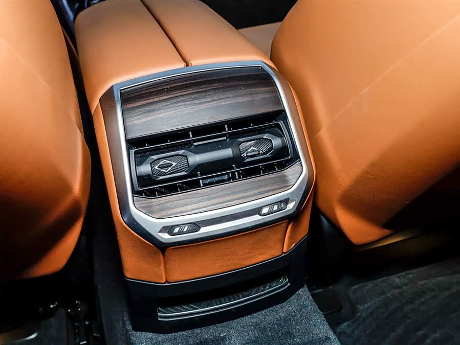 BMW 7 Series 2024 car image #26