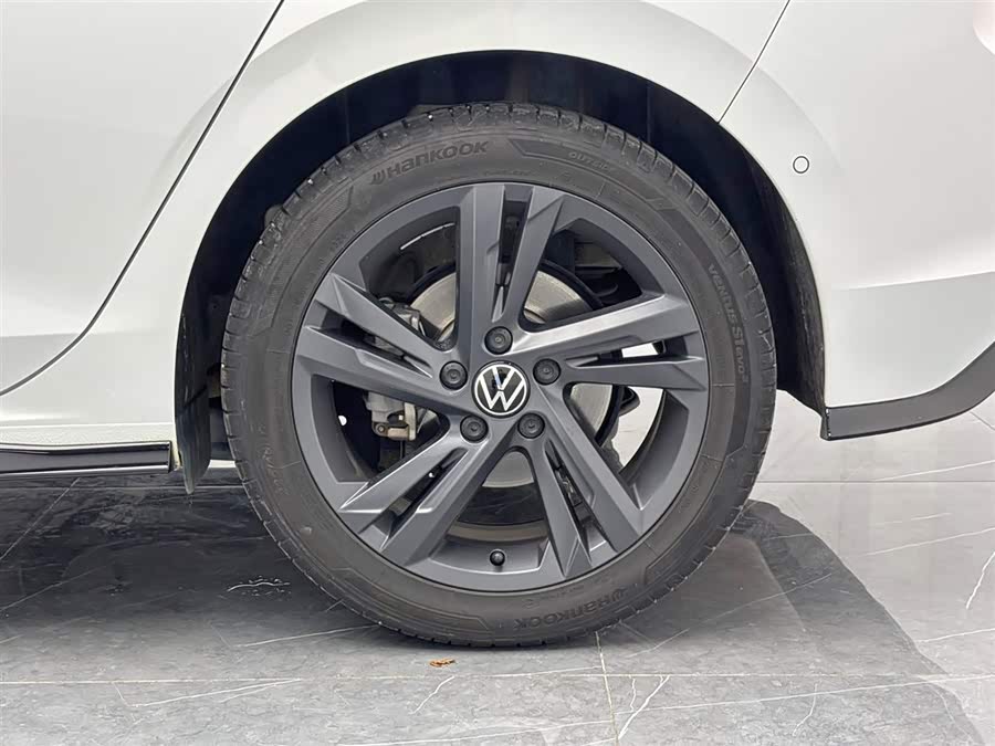 Volkswagen Golf 2025 car image #26