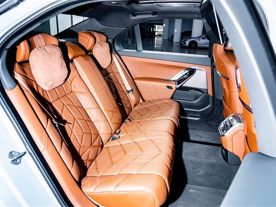 BMW i7 2025 car image #26