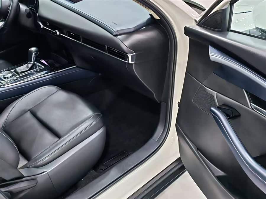 Mazda CX-30 2023 immagine di auto #26
