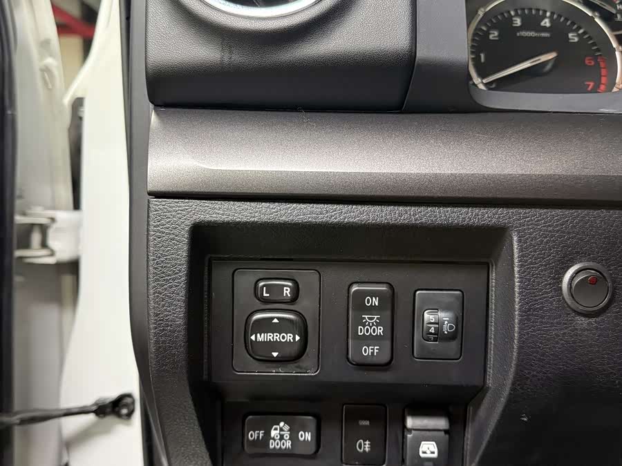 Toyota Tundra 2018 immagine di auto #26