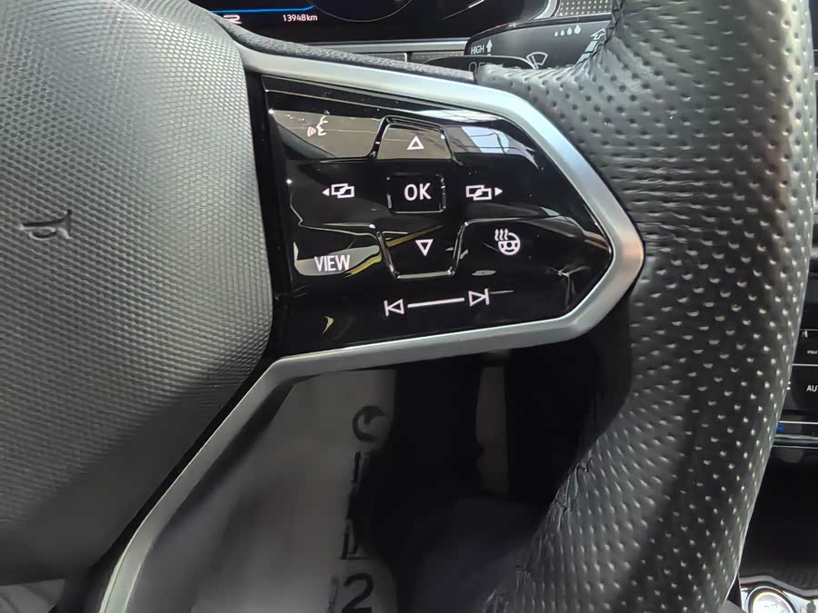 Volkswagen T-Roc 2023 car image #26