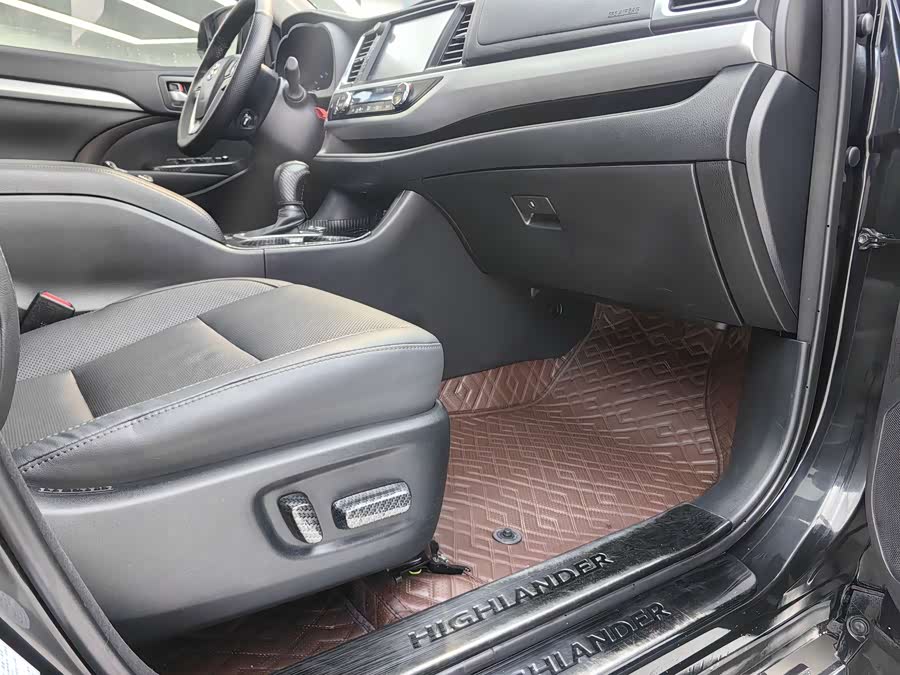 Toyota Highlander 2019 car image #26