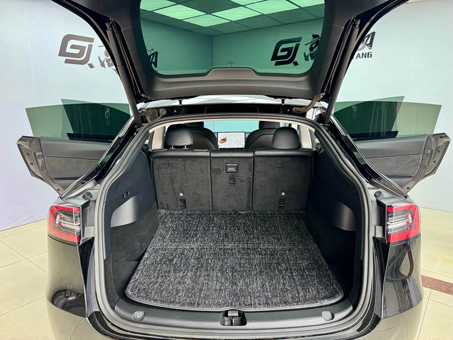 Tesla Model Y 2021 car image #26